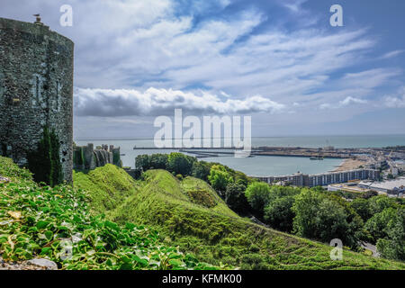 Dover, Kent, UK - 17 août 2017 : Vue aérienne du port de Douvres douvres avec les murs du château jusqu'à la mer. Banque D'Images