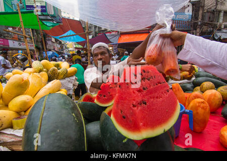 Chawkbazar a tradition d'être les plus populaires de la capitale de l'iftar bazar au Bangladesh. Banque D'Images