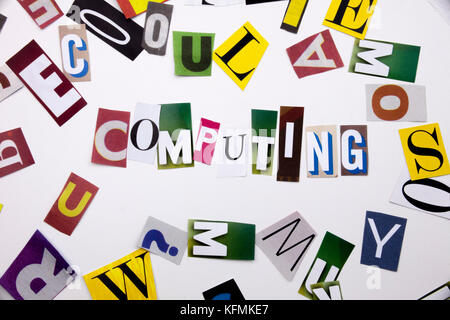 Un mot l'écriture de texte montrant concept de COMPUTING faites de différents magazine journal lettre pour l'analyse de rentabilisation sur le fond blanc avec l'espace Banque D'Images