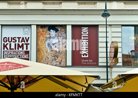 Boutique de souvenirs, shopping, exposition de reproductions de Gustav Klimt à Kärntner Str. Wien, Vienne, Autriche, Europe, UE. Grands parasols au premier plan. Banque D'Images