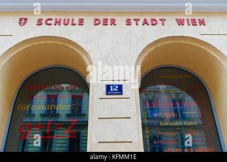 Ville de Vienne école. École viennoise nommée d'après la victime nazie Friedrich Zawrel. École secondaire. Façade de bâtiment. Schule der Stadt Wien, Autriche, UE. Banque D'Images