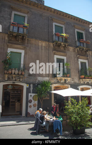 Petit café en terrasse et dans la rue,Catane Sicile, Italie Banque D'Images