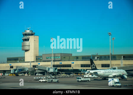 Aéroport avec des avions de Swissair à Zurich, Suisse Banque D'Images