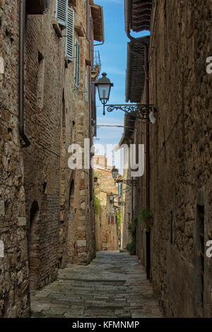Magnifique cité médiévale de rue italien en Toscane Banque D'Images
