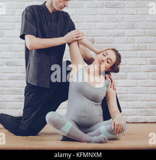 Massage thaï traditionnel d'une femme enceinte Banque D'Images