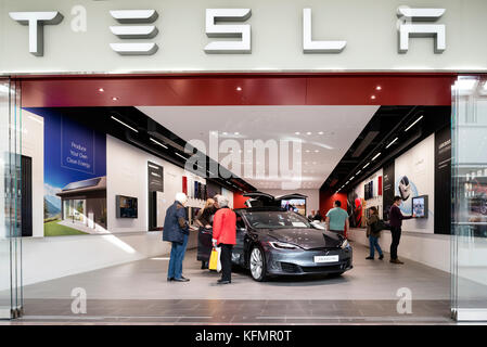 Voiture électrique Tesla model s à vendre à un pop up store, au Royaume-Uni. Banque D'Images