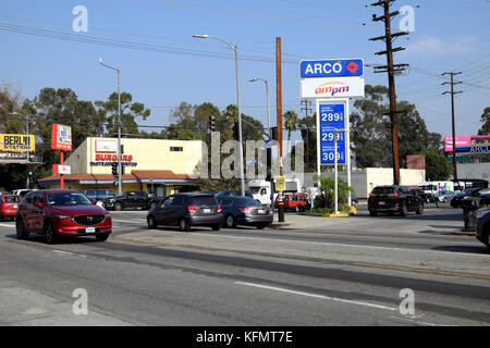 Voitures et circulation près de Riverside Drive et Fletcher Drive Arco panneau de station-service à Silver Lake ne Los Angeles, Californie USA KATHY DEWITT Banque D'Images