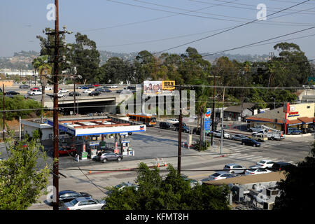 Cityscape près de Frogtown au-dessus de la promenade Riverside et Golden State Autoroute de la station essence Chevron Silver Lake NE Los Angeles California USA KATHY DEWITT Banque D'Images