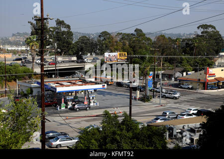 Cityscape près de Frogtown au-dessus de la promenade Riverside et Golden State Autoroute de la station essence Chevron Silver Lake, Los Angeles, California USA KATHY DEWITT Banque D'Images