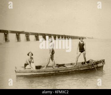 Les femmes sur un bateau, Florida Keys historique avec pont de chemin de fer d'outre-mer. Banque D'Images