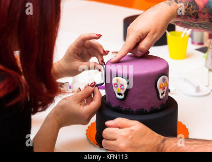 Leçon de pâtisserie, de travailler sur les chiffres de l'halloween avec du fondant pâte ou pâte à sucre. Banque D'Images