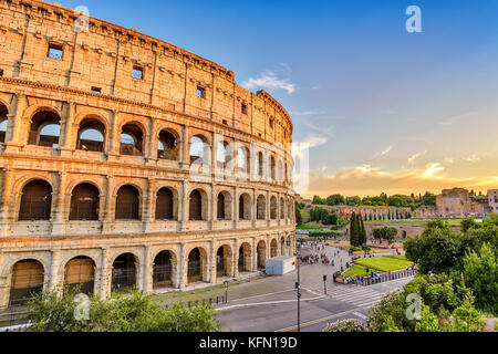 Coucher du soleil sur les toits de la ville de Rome à Rome Colisée Colisée (Rome), Rome, Italie Banque D'Images