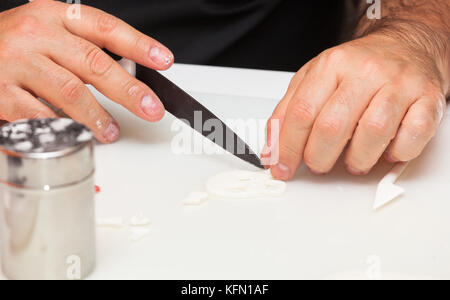 Leçon de pâtisserie, de travailler sur les chiffres de l'halloween avec du fondant pâte ou pâte à sucre. Banque D'Images