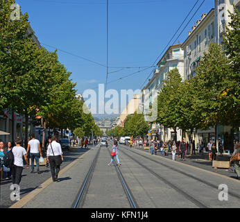 Nice, France - 27 septembre 2017 : les gens et les tramways sur l'Avenue Jean Medecin à Nice, Côte d'Azur, Provence France Banque D'Images