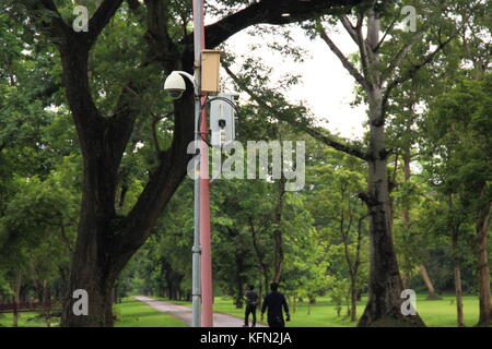 Cctv dans un parc donnant sur les gens et site historique Banque D'Images