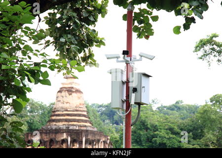 Cctv dans un parc donnant sur les gens et site historique Banque D'Images