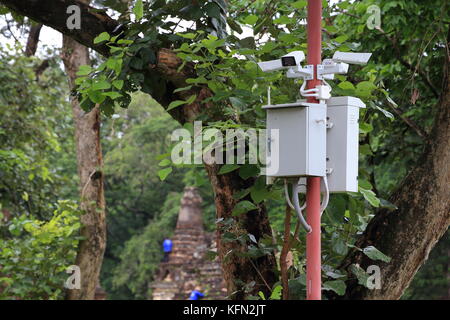 Cctv dans un parc donnant sur les gens et site historique Banque D'Images