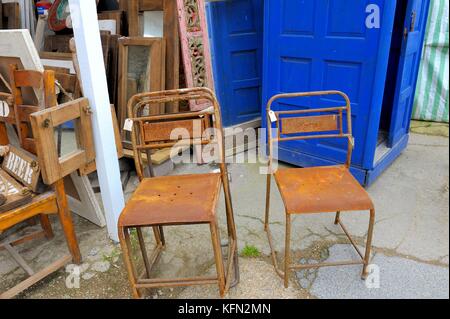 Chaises rouillées en vente sur un marché de l'occasion stall Banque D'Images