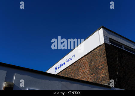 La société marins signe sur bâtiment contre un ciel bleu Banque D'Images