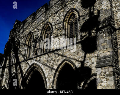 Le Bargate à Southampton avec l'ombre d'un proche de l'autre côté de la grande roue de pierre.La porte médiévale Bargate est une chambre une fois entrée de ville Banque D'Images