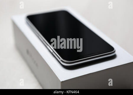 MARIUPOL, UKRAINE-30 octobre,2017 : nouvel iphone X smart phone in close up.Latest Apple Iphone téléphone mobile 10.modèle éditorial d'illustration Banque D'Images