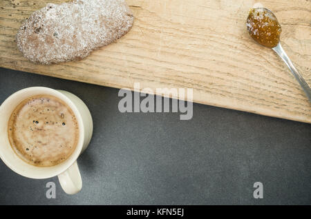 Pâtisserie fait maison et des biscuits avec confiture de figues et de café chaud - Vue de dessus la surface de la pierre et du bois foncé Banque D'Images