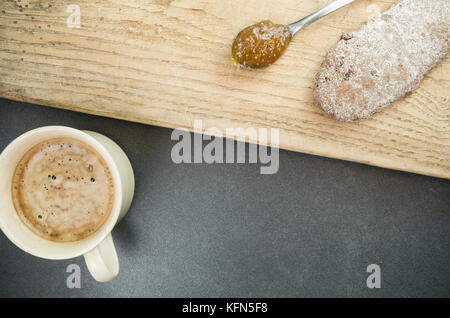 Pâtisserie fait maison et des biscuits avec confiture de figues et de café chaud - Vue de dessus la surface de la pierre et du bois foncé Banque D'Images