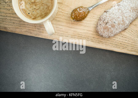 Pâtisserie fait maison et des biscuits avec confiture de figues et de café chaud - Vue de dessus la surface de la pierre et du bois foncé Banque D'Images