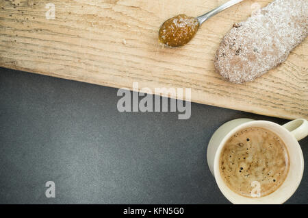 Pâtisserie fait maison et des biscuits avec confiture de figues et de café chaud - Vue de dessus la surface de la pierre et du bois foncé Banque D'Images