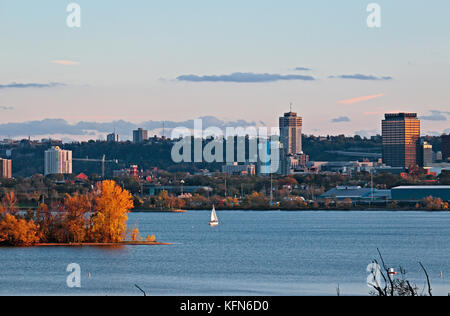 Hamilton waterfront skyline avec les bâtiments historiques et le port au crépuscule Banque D'Images