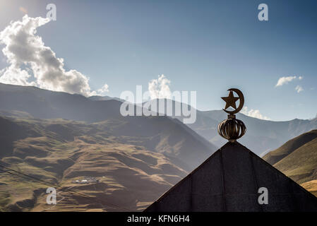 Mosquée sur le haut de Khinalig village. Khinalig est un ancien village au fond des montagnes du Caucase sur la hauteur de plus de 2 300 mètres au-dessus du niveau de la mer. Banque D'Images