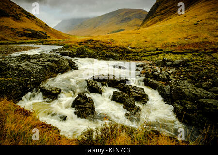 La rivière etive dans speight qui transite par Glen etive, highlands d'Ecosse Banque D'Images