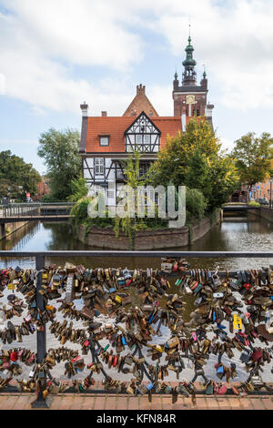 Voir l'amour d'un grand nombre de verrous au pont d'amour et de miller's house (dom mlynarza) à l'île mill sur raduni canal dans la vieille ville de Gdansk en Pologne. Banque D'Images