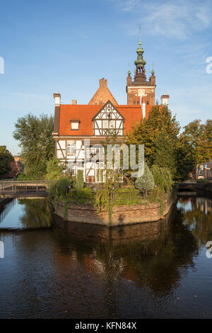 Maison du Meunier à l'île mill sur raduni canal dans la vieille ville de Gdansk en Pologne lors d'une journée ensoleillée. C'est l'ancien siège de la guilde des meuniers. Banque D'Images