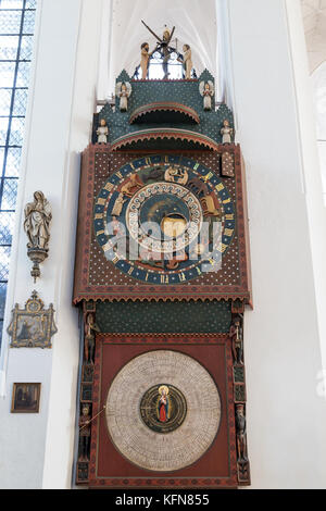 Horloge astronomique de Gdansk à ST. MARY'S CHURCH (basilique) à Gdansk, Pologne. Il a été construit au 15e siècle. Banque D'Images