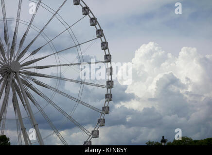 Roue roue de paris et les nuages à Paris, 2017. Banque D'Images