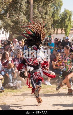 San Diego, CA, USA - 28 novembre 2017 : célébrer les danseurs aztèques dia de los muertos le jour des morts dans la vallée de la mission et de la vieille ville de San Diego, califo Banque D'Images