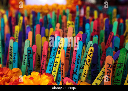 Bâtonnet de bois de couleur de fond avec noms écrits sur eux pour honorer le Jour des morts Banque D'Images