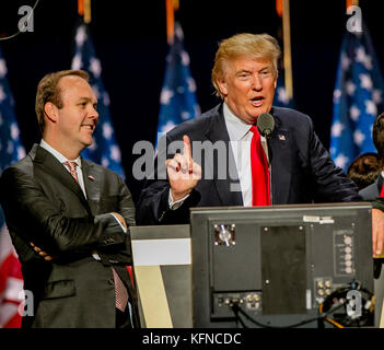 Cleveland Ohio, USA, 21 juillet , 2016 Donald Trump et rick gates sur scène lors de la vérification du son dans quicken arène pour la convention nationale républicaine Banque D'Images