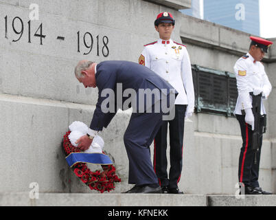 Le Prince de Galles dépose une couronne lors d'un événement commémoratif au Cenotaph, à Singapour. Banque D'Images