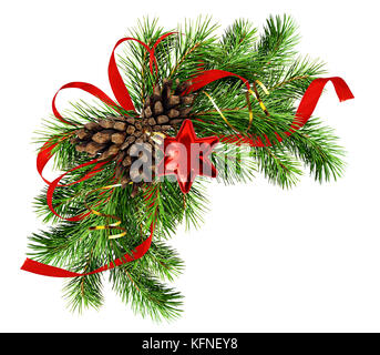 Arrangement de Noël avec des branches de pin, cônes et ruban de soie rouge sur blanc bow isoaletd Banque D'Images