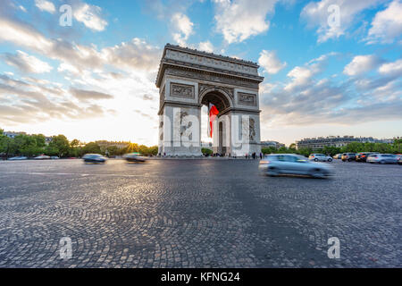 L'échelle de l'arc de triomphe et le trafic trouble au coucher du soleil Banque D'Images