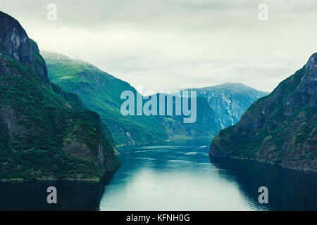 Vue imprenable sur le fjord sunnylvsfjorden Banque D'Images