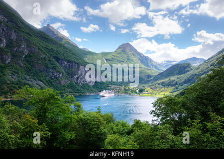 Vue imprenable sur le fjord sunnylvsfjorden Banque D'Images