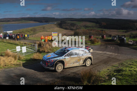 Thierry Neuville, de Belgique, et Hyundai Motorsport conduisent avec son copilote Nicolas Gilsout, de Belgique, pendant la quatrième journée du Dayinsure Wales Rally GB. APPUYEZ SUR ASSOCIATION photo. Date de la photo : dimanche 29 octobre 2017. Le crédit photo devrait se lire comme suit : David Davies/PA Wire Banque D'Images