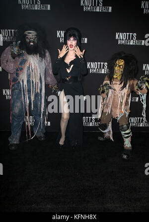 Knott's Scary Farm et Instagram's Celebrity Night featuring : Elvira où : Buena Park, Californie, États-Unis quand : 29 Sep 2017 crédit : FayesVision/WENN.com Banque D'Images