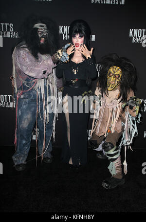 Knott's Scary Farm et Instagram's Celebrity Night featuring : Elvira où : Buena Park, Californie, États-Unis quand : 29 Sep 2017 crédit : FayesVision/WENN.com Banque D'Images