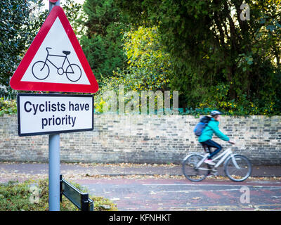 Sécurité à vélo - sécurité à vélo - sécurité à vélo - les cyclistes ont la priorité où une route latérale traverse un chemin de cycle à Cambridge au Royaume-Uni Banque D'Images