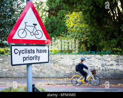 Sécurité à vélo - sécurité à vélo - sécurité à vélo - les cyclistes ont la priorité où une route latérale traverse un chemin de cycle à Cambridge au Royaume-Uni Banque D'Images