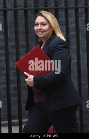 Secrétaire de la culture Karen Bradley arrivant à Downing Street, à Londres, pour une réunion du Cabinet. Banque D'Images